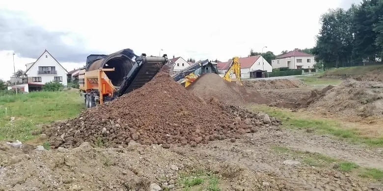 Služby obcím- třídění zeminy v Dubičném
